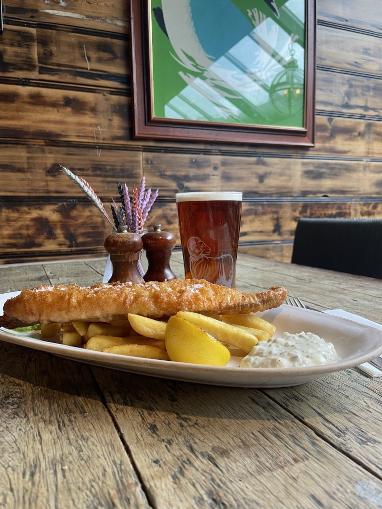 Bridgechertsey's tweet photo. Don’t let this gloomy weather get you down☔️

Keep your spirits high with our fish and chips &amp; a pint of Young’s original 🎣🍻🥔🐏

@youngspubs @youngsbeer @direct_seafoods 

#youngspub #Youngschef https://t.co/FFzmncP3Rx