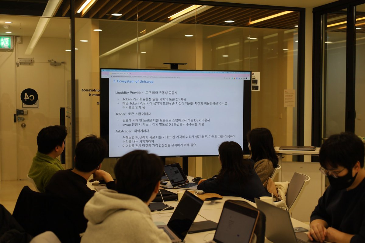 catena_lab's tweet photo. Catena LAB에서는 오늘 Uniswap에 대한 발표 세션을 진행했습니다. 분산형 거래 프로토콜인 Uniswap의 유래 및 개념, 코드 분석의 연구 결과가 소개됐으며, 앞으로도 다양한 주제의 학술적인 토론과 교류를 통해 블록체인 분야에서의 새로운 아이디어와 혁신을 기대해봅니다! #CatenaLAB https://t.co/UY0Mr1VpDr
