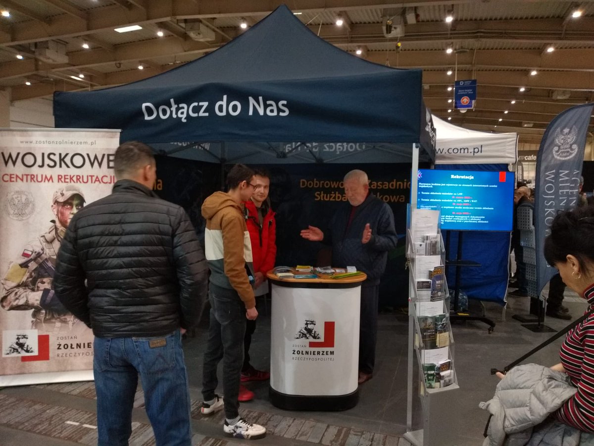 WCR_Poznan's tweet photo. 📢 Dziś kolejny dzień jesteśmy na #EuroTargetShow na MTP w Poznaniu wraz z przedstawicielami jednostek wojskowych garnizonu #Poznań.
🫵Przyjdź do naszego stoiska i zapoznaj się z zasadami naboru do #służbawojskowa.
#WojskoPolskie #JesteśmyTwojąArmią https://t.co/lzpZT5Wbj6