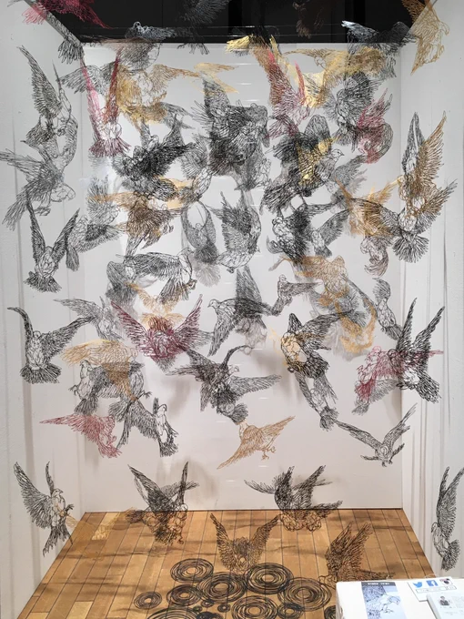 切り絵を空中に浮かす展示をしています。切り絵に動きを与える様な空間演出(インスタレーション)を得意としております。本当に浮いています。本当です。鳩の切り絵が浮いているのです。#切り絵 #papercuttingart #art #RTして頂ければ嬉しいです 