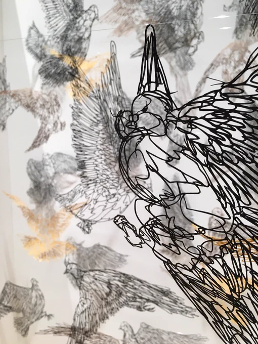 切り絵を空中に浮かす展示をしています。切り絵に動きを与える様な空間演出(インスタレーション)を得意としております。本当に浮いています。本当です。鳩の切り絵が浮いているのです。#切り絵 #papercuttingart #art #RTして頂ければ嬉しいです 