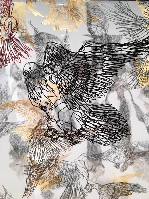 切り絵を空中に浮かす展示をしています。切り絵に動きを与える様な空間演出(インスタレーション)を得意としております。本当に浮いています。本当です。鳩の切り絵が浮いているのです。#切り絵 #papercuttingart #art #RTして頂ければ嬉しいです 