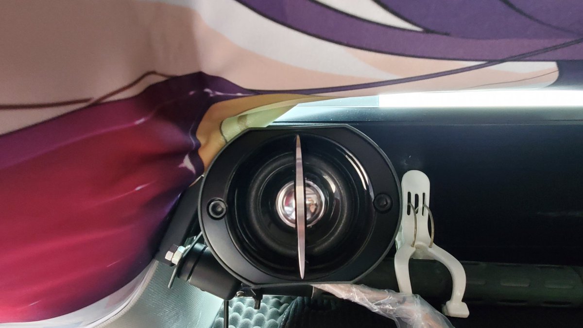 スピーカーの取り付けのステーが車に合わなかったので付属で付いてきたステーと組み合わせてなんとか取り付け😅