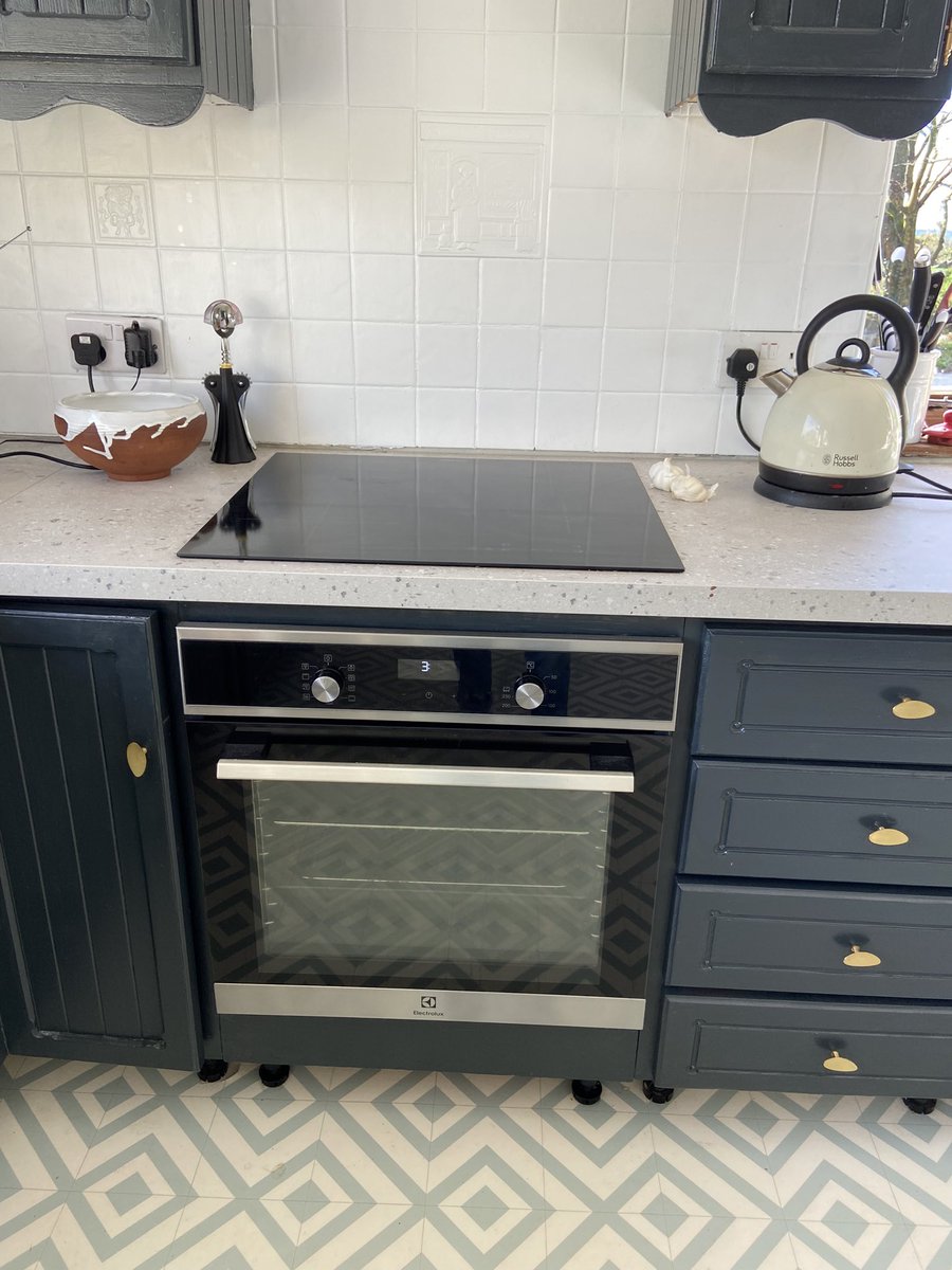 Kitchen reno .. no budget? No problem!  #Recycling and #upcycling what we can. Everyone’s a winner! Kitchen on a shoe-string!