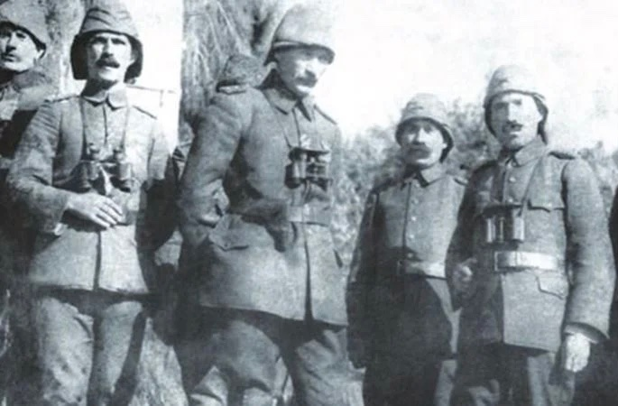 I.Dünya Savaşının ardından Sömürgeci ülkelere karşı çeşitli coğrafyalarda başlayan direnişler başarılı olamazken dünyada bir yer dikkat çekti. ÇANAKKALE. Direnen ülkeler için bir işaret fişeği oldu. Daha sonra Anadolu'da Kurtuluş Meşalesine dönüşekti. Saygıyla anıyorum.