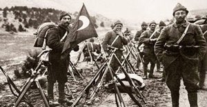 yeni1haberr's tweet photo. Yıl Dönümü Mesajı Tarihin en ihtişamlı direniş destanı olan Çanakkale Zaferi'nin 107. yıl dönümünü büyük bir onur, övünç ve heyecanla kutluyor, şehitlerimizi rahmetle yâd ediyoruz. https://t.co/Y1Om6QG128