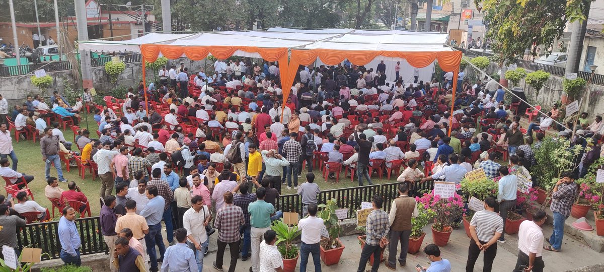 Arv_Ind_Chauhan's tweet photo. As the deadline of 6 pm comes closer, more engineers of UPPCL are gathering at protest site in Lucknow. Power minister Arvind Kumar Sharma has warned to sack all contractual staff who fails to show up at working station after 6pm today.

#UttarPradeshPowerEngineersStrike https://t.co/xiLd781Cjb