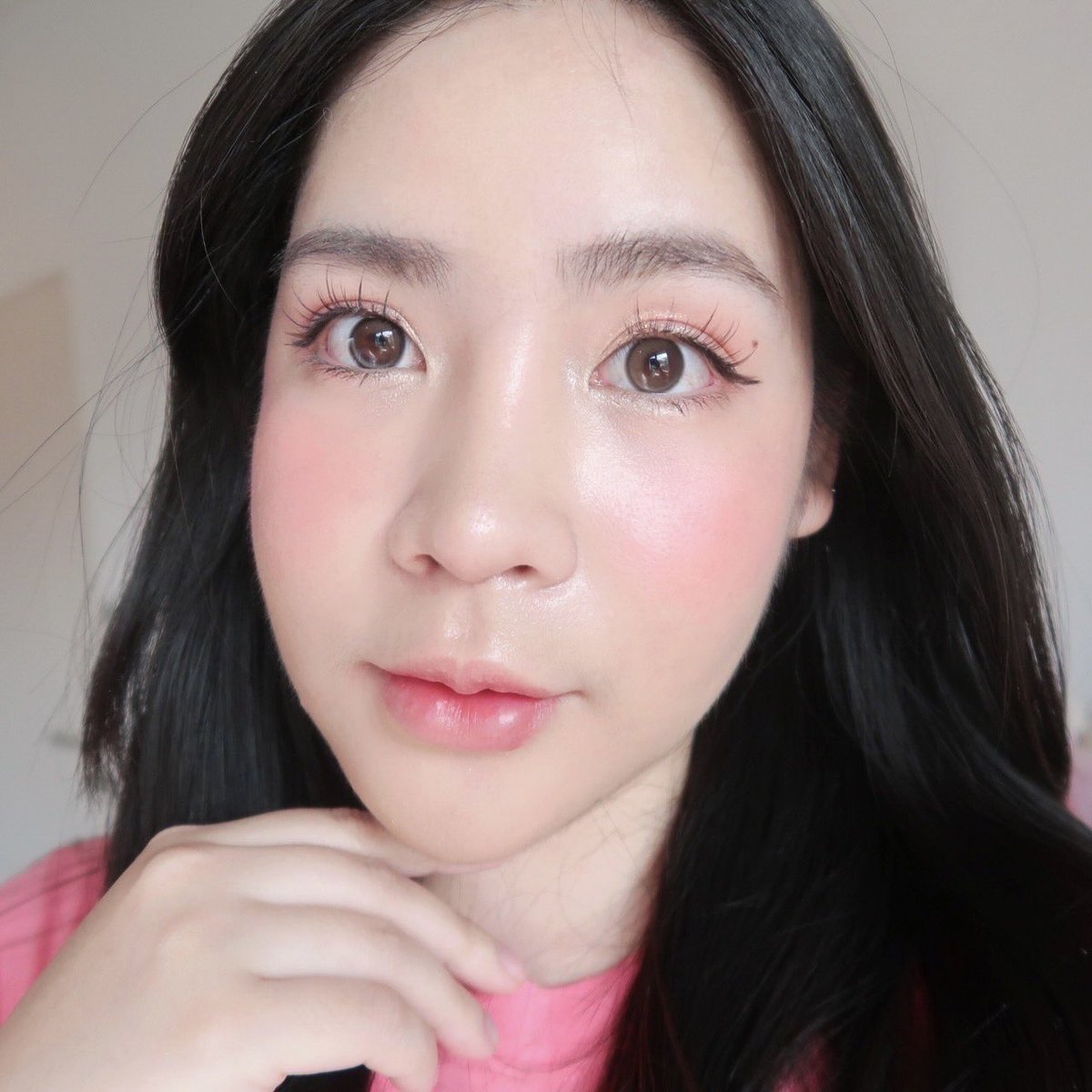 ป้ายยา  Charmiss Glowfriend Natural Blush On บลัชออนเนื้อโมจิ 🍡 ของแบรนด์ Charmiss ตัวดีตัวเดิม เพิ่มเติมคือสีใหม่ออกแนว Y2K มาก สดใสน่ารักสุดๆเป็นโทนชมพูที่ละมุนมาก  สีแก้มน่ารักมากกก หน้าดูเด็กสุดๆ ย้อนวัยไปเลย ในส่วนของเนื้อก็คือเกลี่ยง่าย เบลอหน้าแก้มได้ละมุนสุดไม่เหมือนใคร
