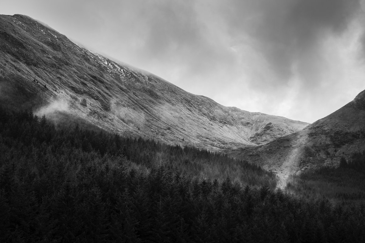 Pasteyface3D's tweet photo. Last few wisps of cloud dancing around the forest between Sgorr Dhearg and Sgorr Dhonuill, thought they almost looked like campfire smoke. 
#blackandwhitephotography #photography #glencoe #ballachulish #scotland #highlands #canon https://t.co/MqEIygML4M
