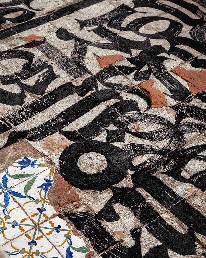 PokrasLampas's tweet photo. 卞 Ξ Х 卞 U ᖇ È Š.  { textures }
 ⠀
Fragments of a work - calligraphy on the floor of the Kvitko mansion, where we arrived as part of our last trip to Sochi to paint dilapidated buildings. https://t.co/o2OKmtxdES