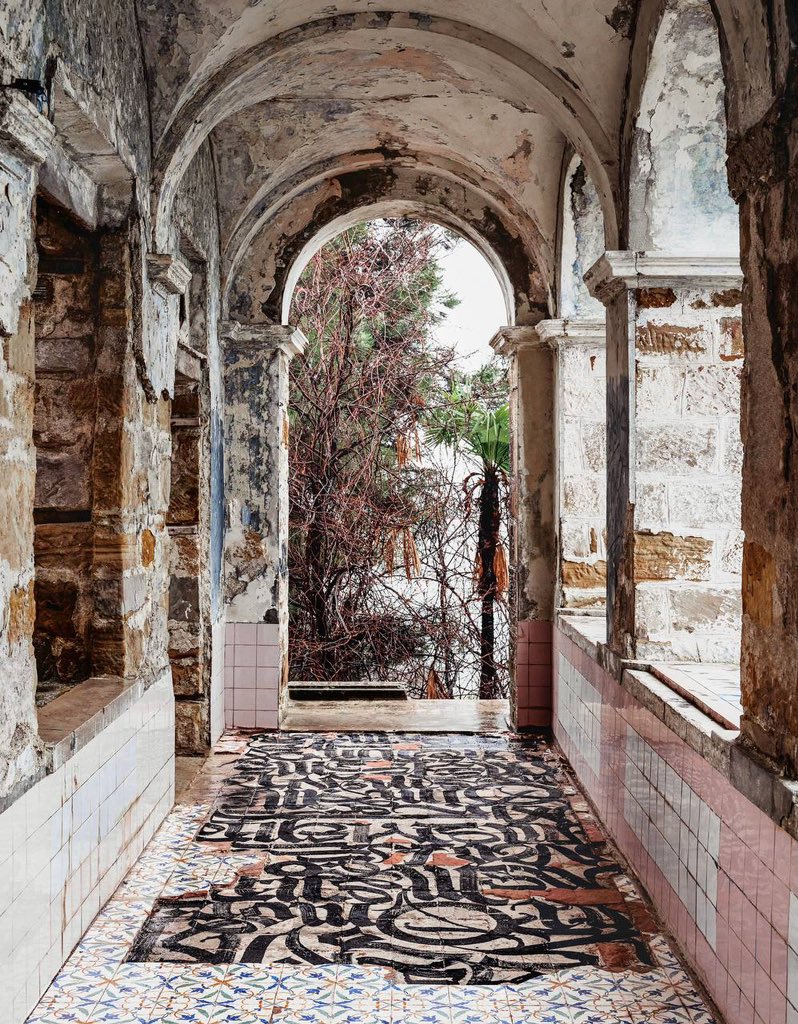 PokrasLampas's tweet photo. 卞 Ξ Х 卞 U ᖇ È Š.  { textures }
 ⠀
Fragments of a work - calligraphy on the floor of the Kvitko mansion, where we arrived as part of our last trip to Sochi to paint dilapidated buildings. https://t.co/o2OKmtxdES