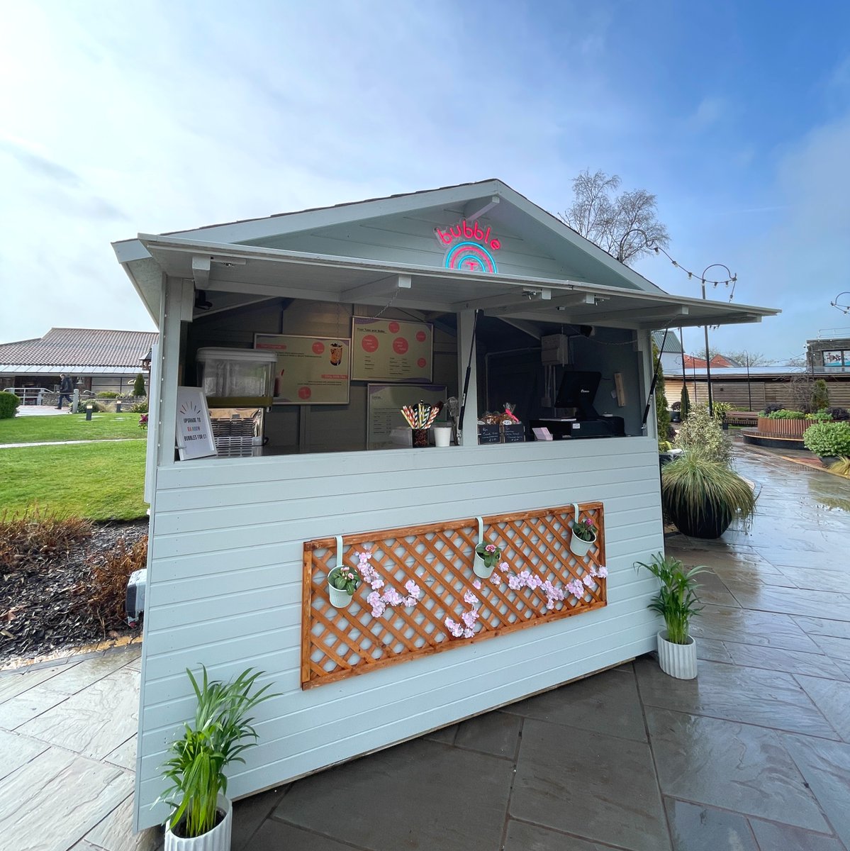 ClarksVillageUK's tweet photo. Feeling bubbly? 🧋
Cure your boba cravings at @ClarksVillageUK with our brand-new #BubbleT kiosk! 😋
With a delish selection of fruity flavours to choose from, we couldn't think of a better way to refresh in between a spot of designer outlet shopping! 🍒🥝🍓🍍🍑 https://t.co/POnRwJwsWp