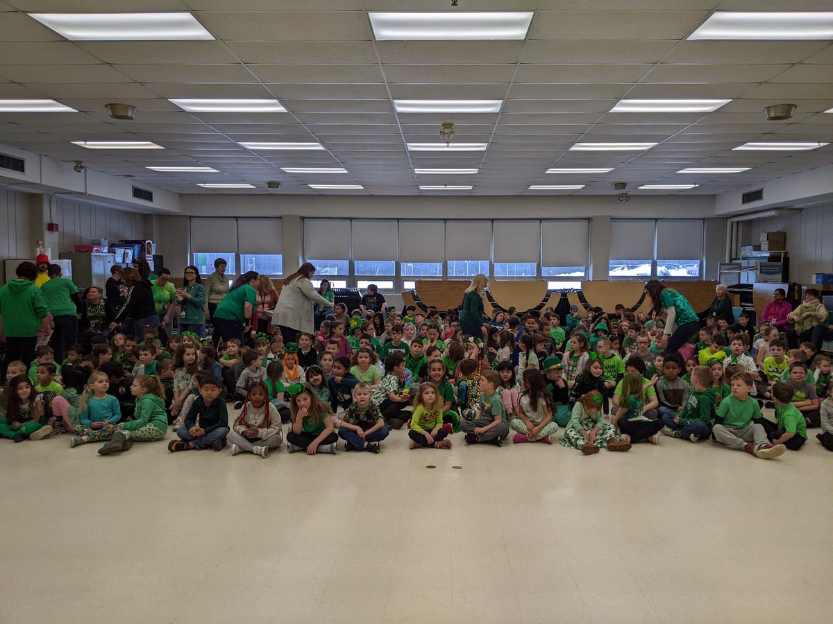newsearles1's tweet photo. Our school is fun everyday in every way from morning floor hockey to celebrating St. Patrick day 🎉@NASHUASCHOOLS @SarfdeK @mariojandrade #oneNashua https://t.co/2v2M5WQptk