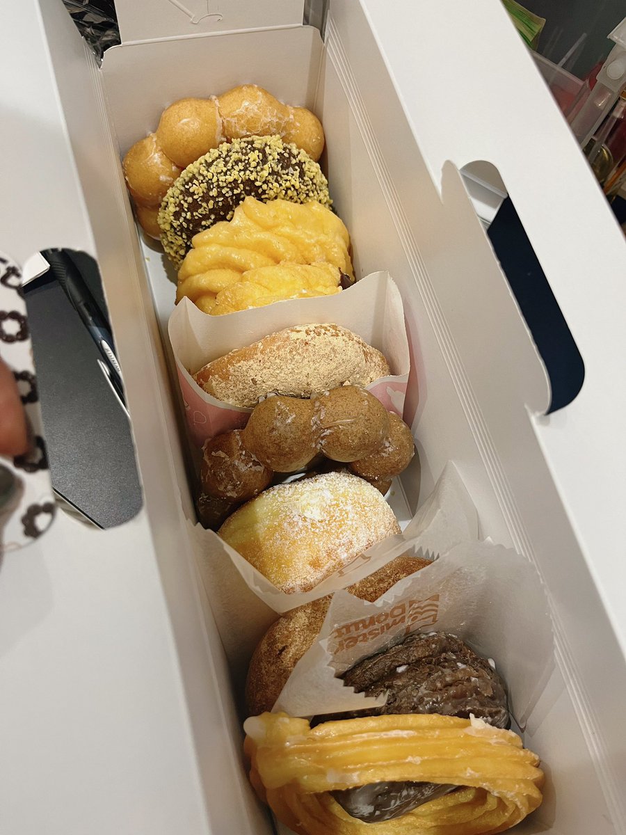 y_shimm's tweet photo. 山下社長、平山専務から差し入れをいただきました🥹
お忙しいところお気遣いいただき感謝でいっぱいです🙇🏻‍♀️
2月から新しいスタッフも増え、3月もフル回転しております😄
皆さまも福岡へお越しの際はぜひお声掛けくださいねー😉 https://t.co/LiwdnBp0rG