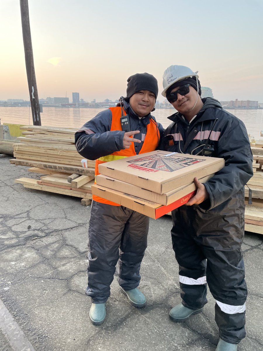 SIHNYC's tweet photo. What do you do when you don't have a visa for shore leave but crave pizza after a long voyage? You call Port Chaplain Ruth, - she delivers! 🍕🍕Sometimes it's just the little things that make you happy. 😄 https://t.co/24PQAOUqBw