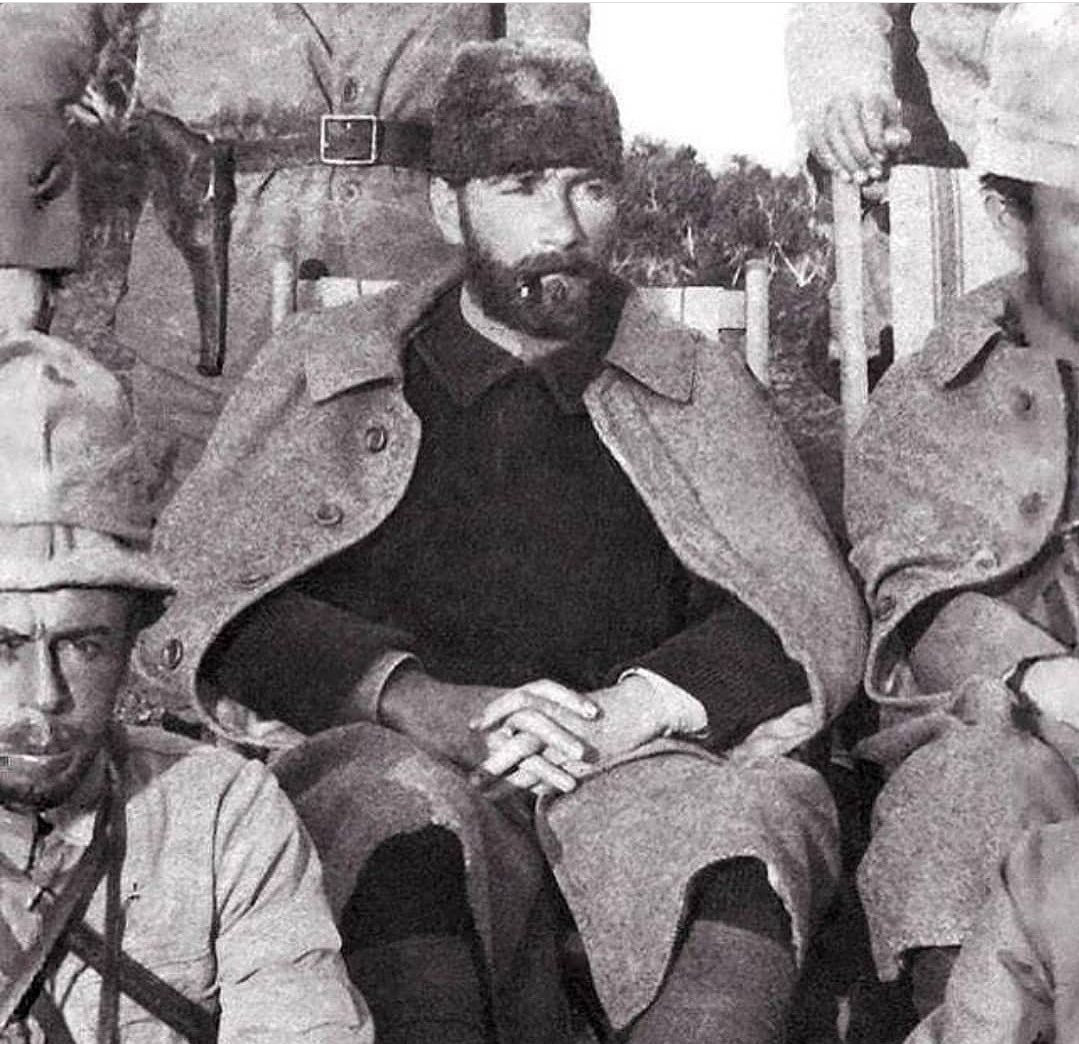 Sen sigaranı içersin, düşman duman olur.
Yedi düvel gelse ne çıkar?
Anadolu ancak Türk'e yar olur.