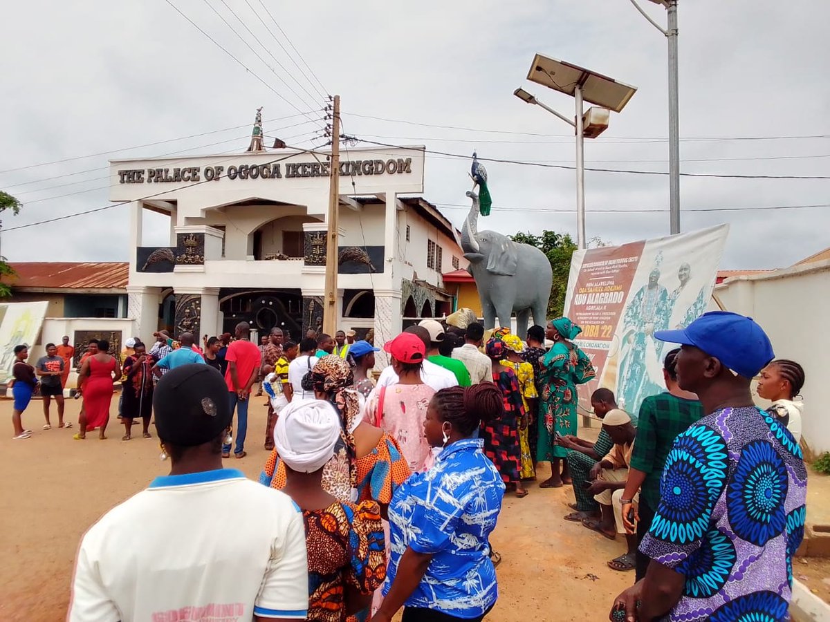 Voicefm899's tweet photo. So far, so peaceful in Ekiti.

Ogoga's Palace in Ikere. The situation is calm as the voting process is ongoing

#VoicefmElectionUpdates
#NigeriaDecide2023 
#2023elections #March18th https://t.co/qV8dBTEST5