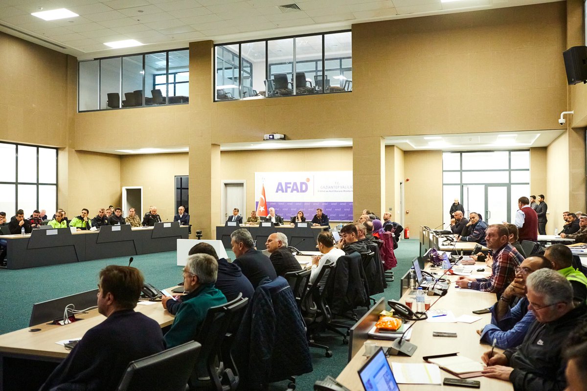 Yağıştan dolayı tüm ekiplerimiz geceden beri teyakkuz halinde.

Bugün de Valimiz <a href="/gul_davut/">Davut GÜL</a> ve ekip arkadaşlarımız ile toplandık.

Kuvvetli yağışlarla sel, su baskını, yıldırım, yağış anında rüzgar gibi olumsuzluklara karşı, aldığımız ve alacağımız tedbirleri değerlendirdik.