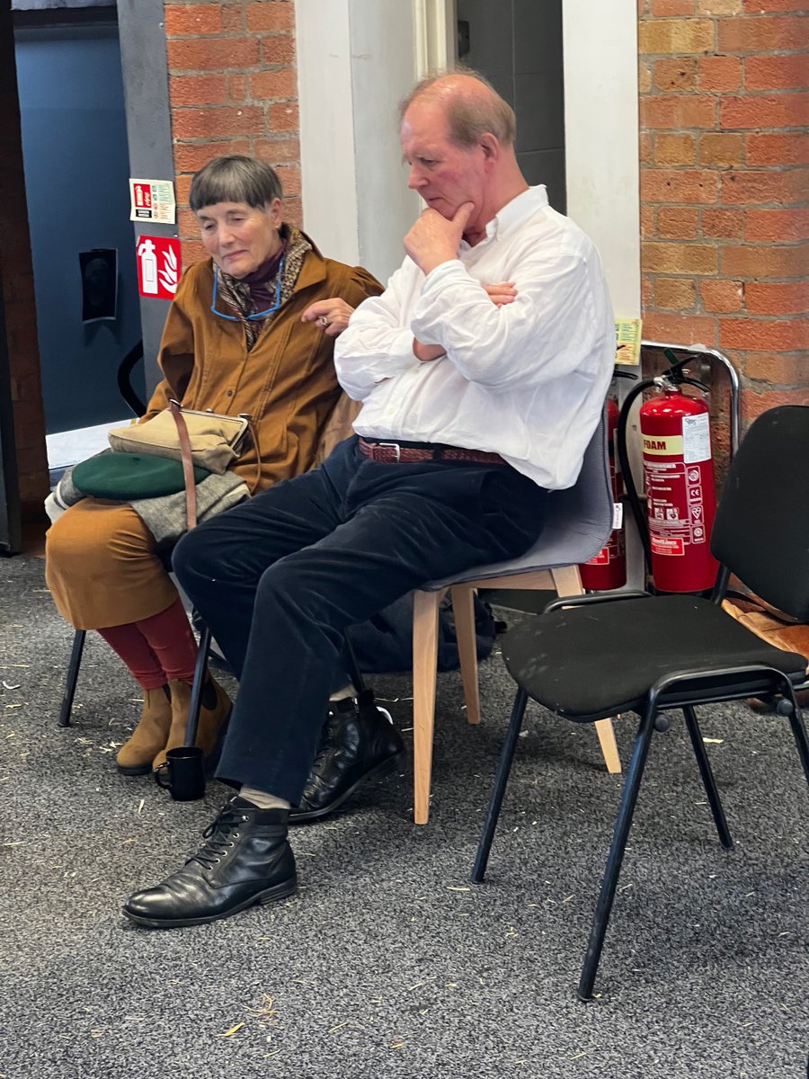 Another snap of Michael Morpurgo chatting with the cast on Friday! With the set going up today, we're very excited to meet them all for their first rehearsal in Cirencester tomorrow.
Tickets via barntheatre.org.uk/waiting-for-an…