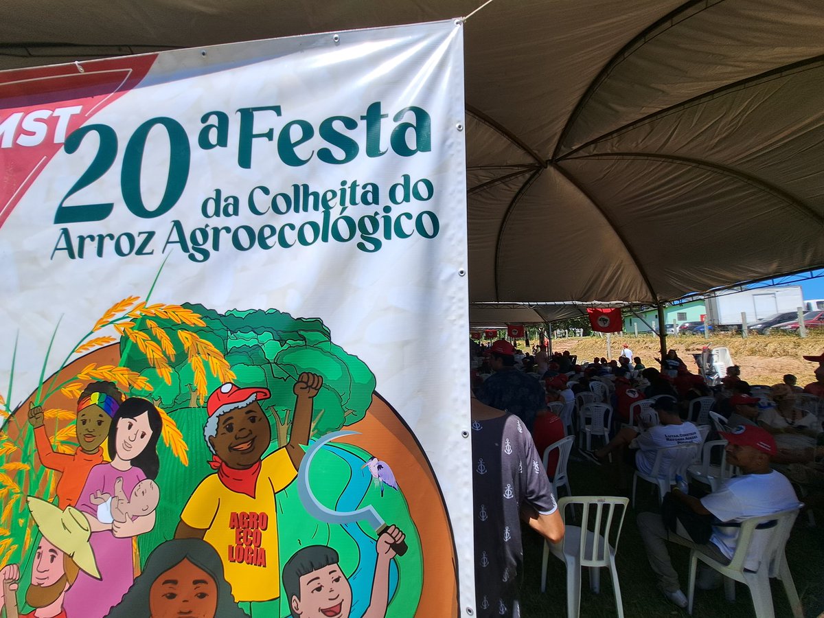 hvargas1979's tweet photo. Cada año los Sin Tierra de Brasil producen arroz orgánico para su pueblo y lo celebran con una gran fiesta, esta fue la N°20 con +16 mil toneladas en 3200 Ha. Viva el @MST_Oficial! Arriba la lucha por el Alba de los Pueblos! Viva @LulaOficial!
#ComunaONada
#EconomiaParaLaVida https://t.co/tOm1OsqXzr