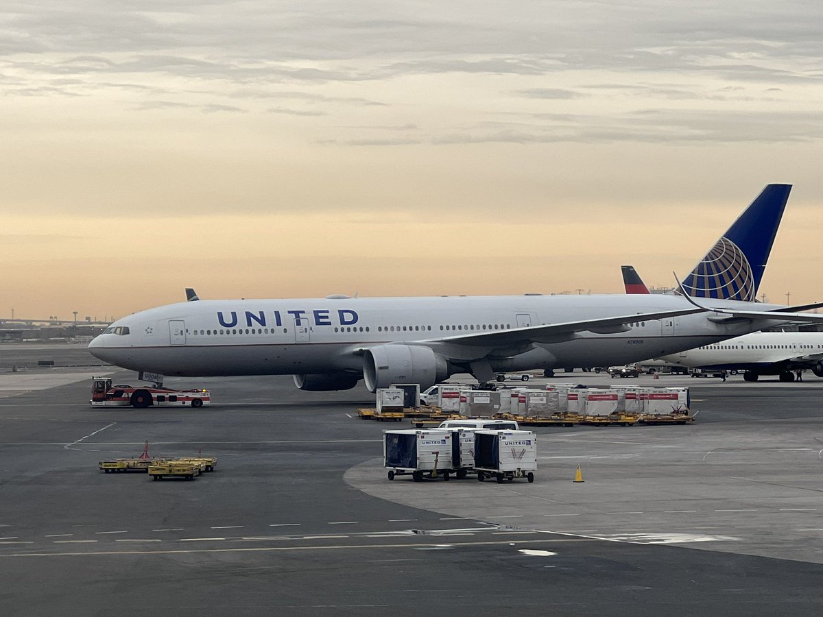 AvgeekWorld's tweet photo. Some on the ground @united and @AlaskaAir action at @EWRairport yesterday #avgeek #avgeekworld #aviationdaily #Planespotting #planes https://t.co/Praqb6eCAW