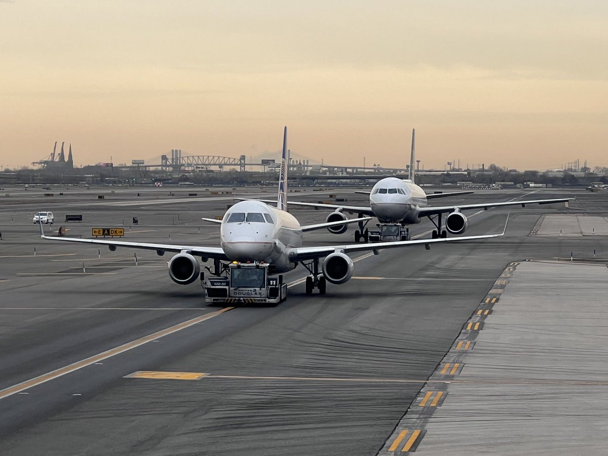 AvgeekWorld's tweet photo. Some on the ground @united and @AlaskaAir action at @EWRairport yesterday #avgeek #avgeekworld #aviationdaily #Planespotting #planes https://t.co/Praqb6eCAW