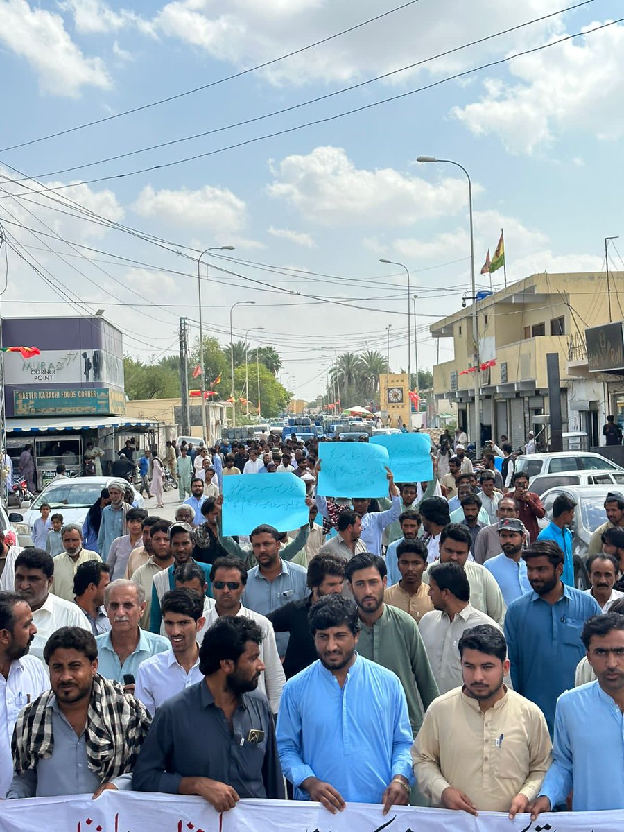 ڈی سی کیچ نے اپنا سیاسی ونگ تشکیل دیا ہے جو انکے حق میں ریلیاں کرتی ہے۔
انتظامیہ کی جانب سے باڈر کےروزگار پہ قدغن لگانےکی حمایت و تائید میں ریلی نکالی گئی۔ یہ وہ مافیا گروہ ہےجو براہ راست بلیک مارکیٹ سےوابستہ ہے جنکا روزگار منشیات و ڈاکہ زنی ہے۔
بلوچ معاشرہ کے مسترد شدہ عناصر ہیں