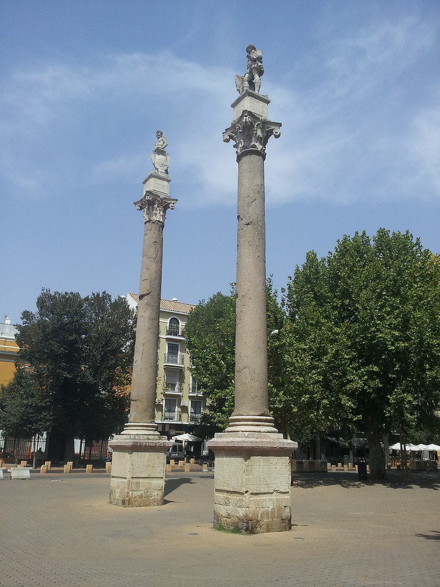 He quedado a mediodía con una amiga para comer en la Alameda, ese espacio con 450 años de historia y hoy día convertido en un espacio de bohemia artificial y movida alternativa de jipipijos. 
Mi amiga cree firmemente que vive en el Malasaña sevillano y como vivo con (+)
