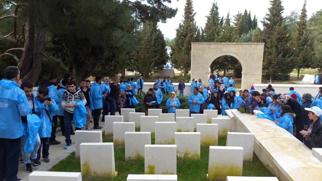 108 yıl önce şan ve şeref dolu tarihi bir zafer kazanan ecdadımızı saygı ve rahmetle anıyor; #Çanakkale ruhunu yaşıyor ve yaşatıyoruz.

🇹🇷 #18MartÇanakkaleZaferi 🇹🇷