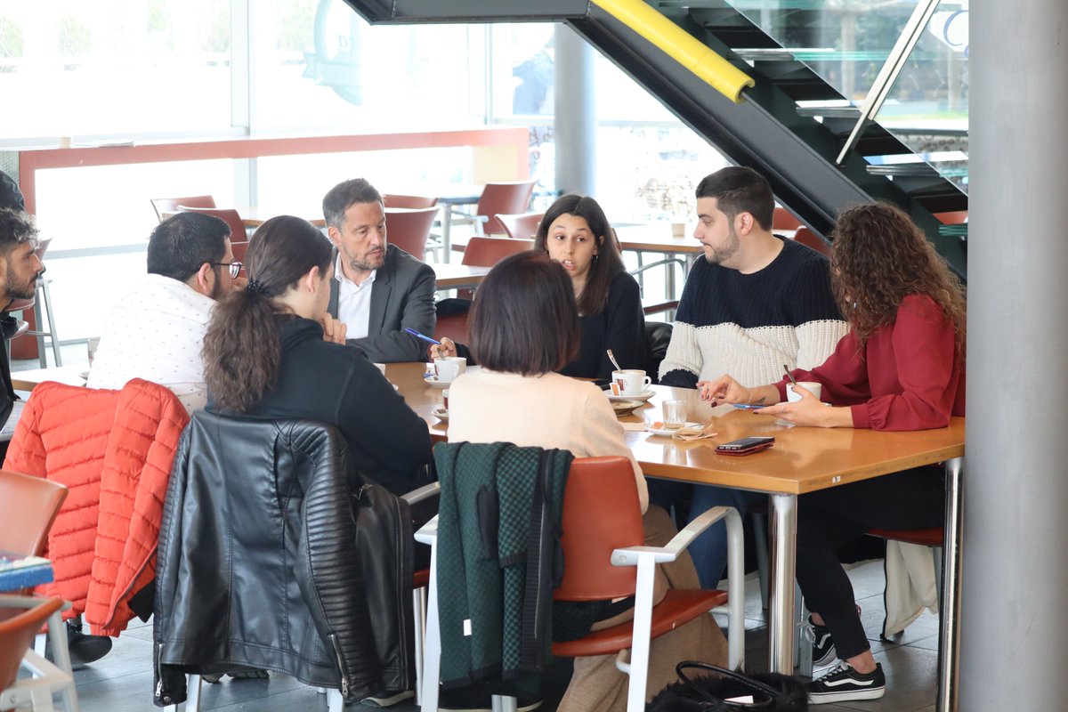 PSAndorra's tweet photo. ✍️Reunió de treball dels joves amb el nostre candidat a cap de Govern @PereLopezAgras i la nostra candidata a Andorra la Vella @mariansanchiz
💬Hem estat programant les accions que farem durant la campanya i que podreu veure dintre de pocs dies!
@sdp_ad #joves #reunio #equip https://t.co/TCSraBPOVi