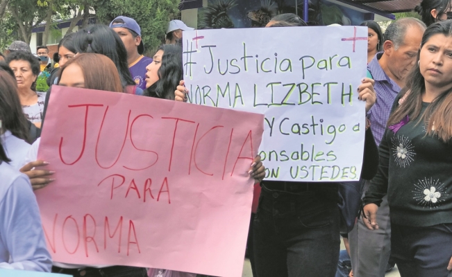 El_Universal_Mx's tweet photo. #EnPortada Caso Norma: “Fueron a su funeral sólo para burlarse” https://t.co/9lgygclY3H https://t.co/AETn1peIq6