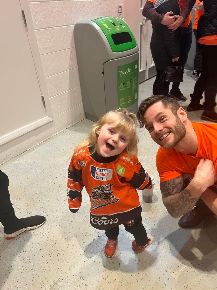 TeeJade_'s tweet photo. @Simmsey @dowdy75 Jaclyn idolises dowd to the point she wants to play ice hockey just like him! Nothing is ever too much to ask of @dowdy75, always made time for her when he sees her! #welovedowdy https://t.co/ooFAyYTfU9