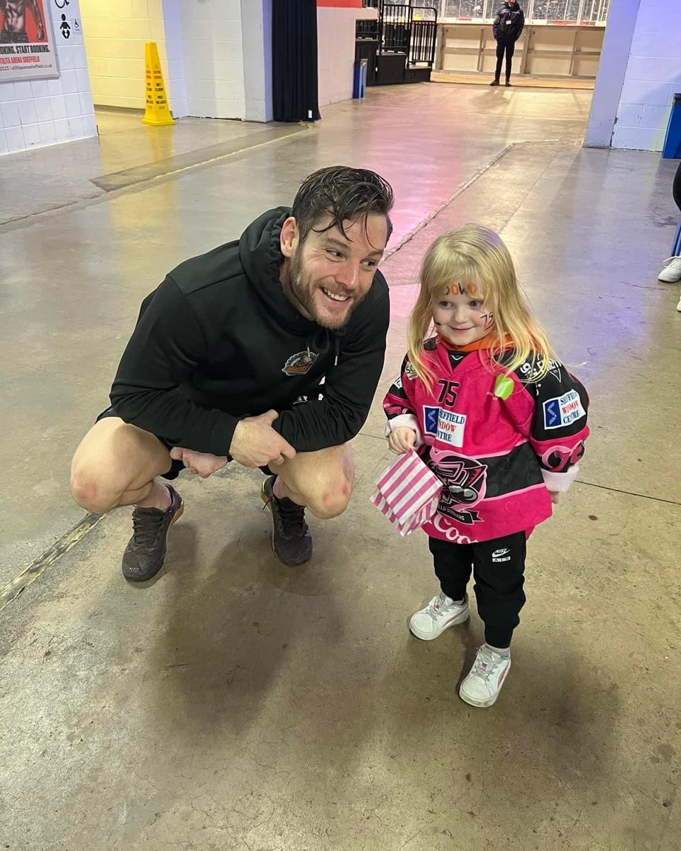 TeeJade_'s tweet photo. @Simmsey @dowdy75 Jaclyn idolises dowd to the point she wants to play ice hockey just like him! Nothing is ever too much to ask of @dowdy75, always made time for her when he sees her! #welovedowdy https://t.co/ooFAyYTfU9