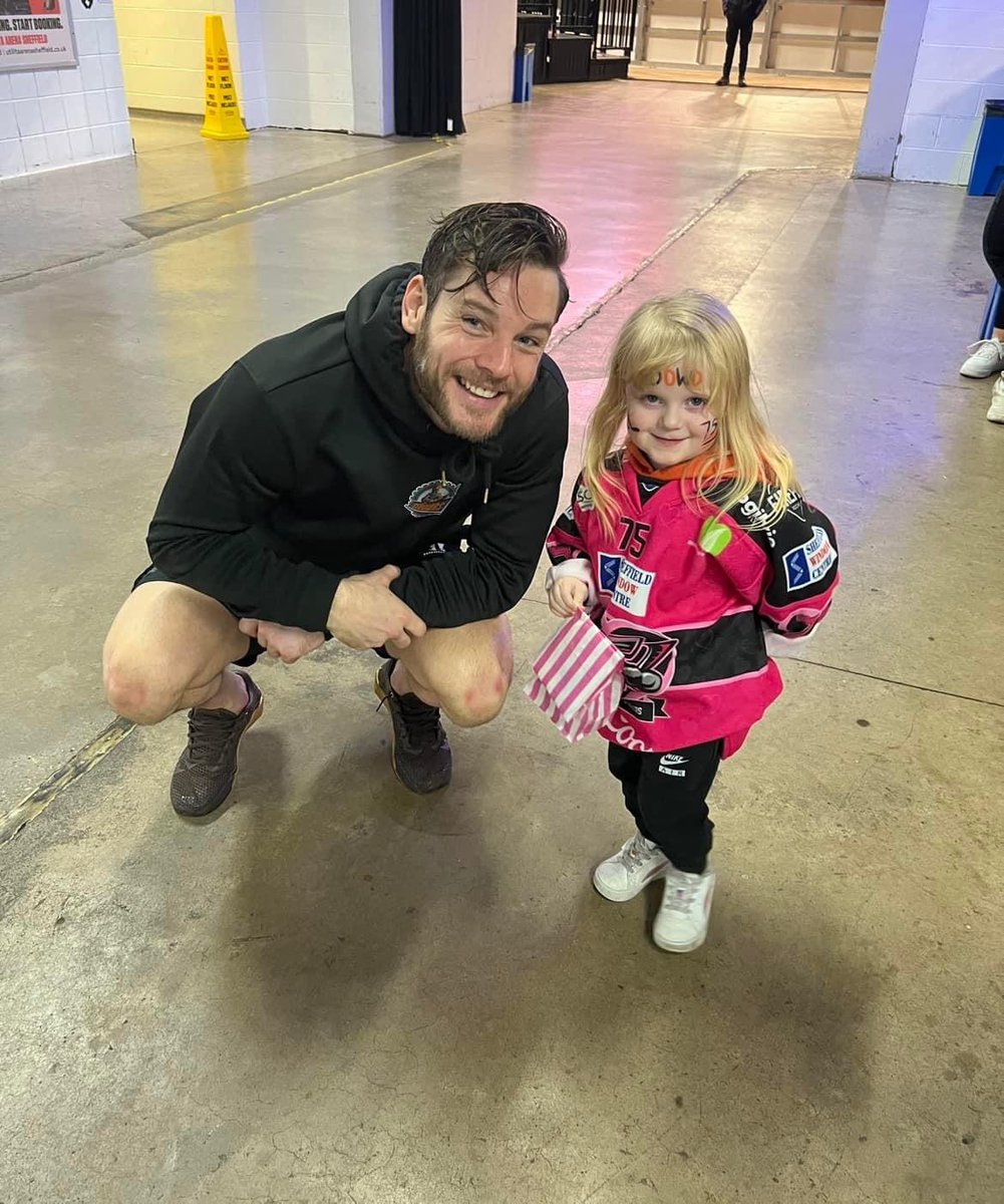 TeeJade_'s tweet photo. @Simmsey @dowdy75 Jaclyn idolises dowd to the point she wants to play ice hockey just like him! Nothing is ever too much to ask of @dowdy75, always made time for her when he sees her! #welovedowdy https://t.co/ooFAyYTfU9
