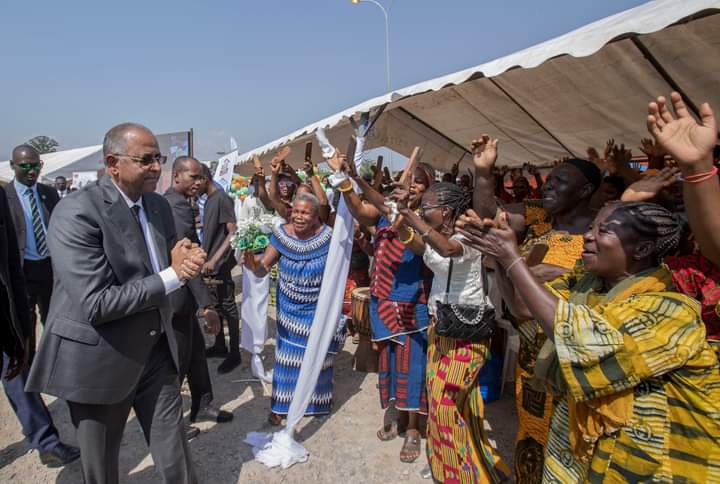 mulcv_gouv's tweet photo. 1/3 À l'occasion de la cérémonie de remise de clés aux souscripteurs du #PPLSE,couplée de l'inauguration des infrastructures primaires réalisées par l’Etat,le PM @ACHIPatrick4 a procédé jeudi dernier, à la remise de 5617 clés aux souscripteurs dudit Programme, à Songon-Kassemblé. https://t.co/TTgIcOPnWs