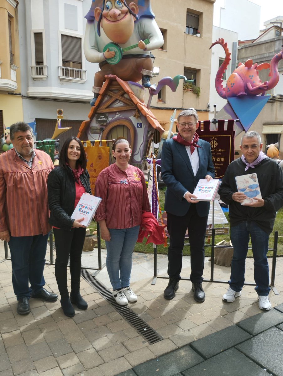 generalitat's tweet photo. 📍📖 @ximopuig visita la falla Plaça Malva d’Alzira, guanyadora del Premi a l’Ús del Valencià https://t.co/D0j2SxLR2g