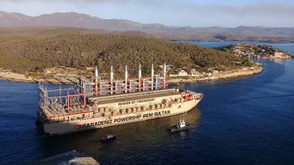 キューバの電力部門を支援してくれたカラデニズ パワーシップ社に感謝します。イレム スルタン水上発電所へようこそ。この発電所は今週金曜日にサンティアゴ デ クーバ湾に到着し、東部地域の国家電力システムに追加のエネルギーを提供しています。