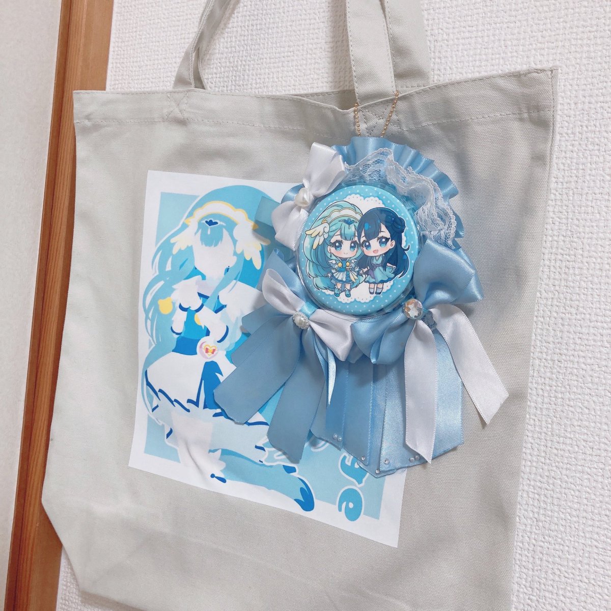 トートバッグにロゼットと缶バッジつけてみた‼︎ これで当日お買い物する🥳