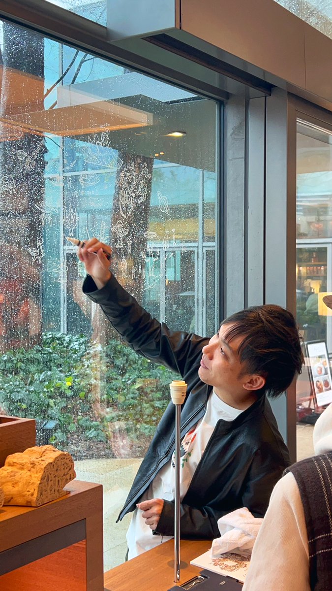 篠崎理一郎さん @ReeeeeAcH の個展@代官山蔦屋に行ってきた〜！ライブドローイング見て、木片に描いたイラストとZINEを購入。とてもよかった☺️ https://t.co/Mbg9Y99RfL