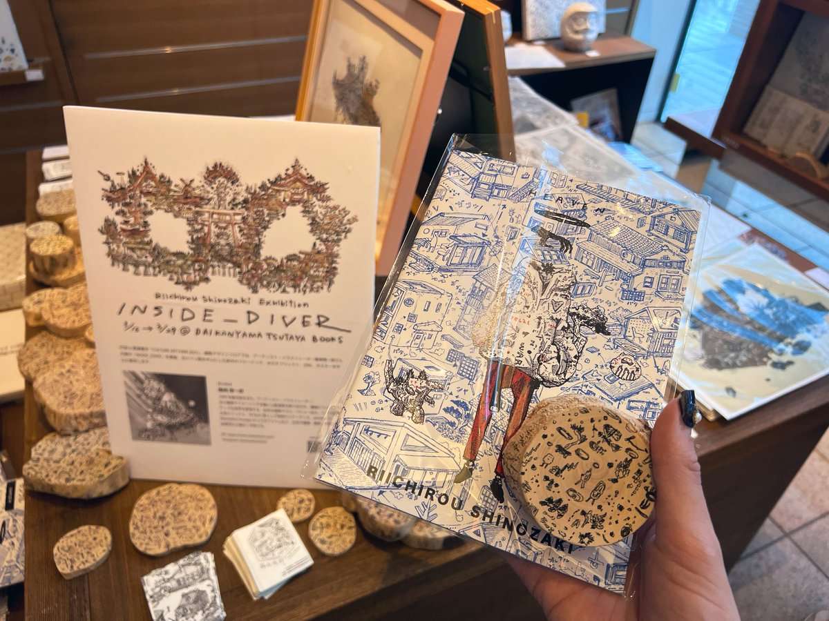篠崎理一郎さん @ReeeeeAcH の個展@代官山蔦屋に行ってきた〜！ライブドローイング見て、木片に描いたイラストとZINEを購入。とてもよかった☺️ https://t.co/Mbg9Y99RfL