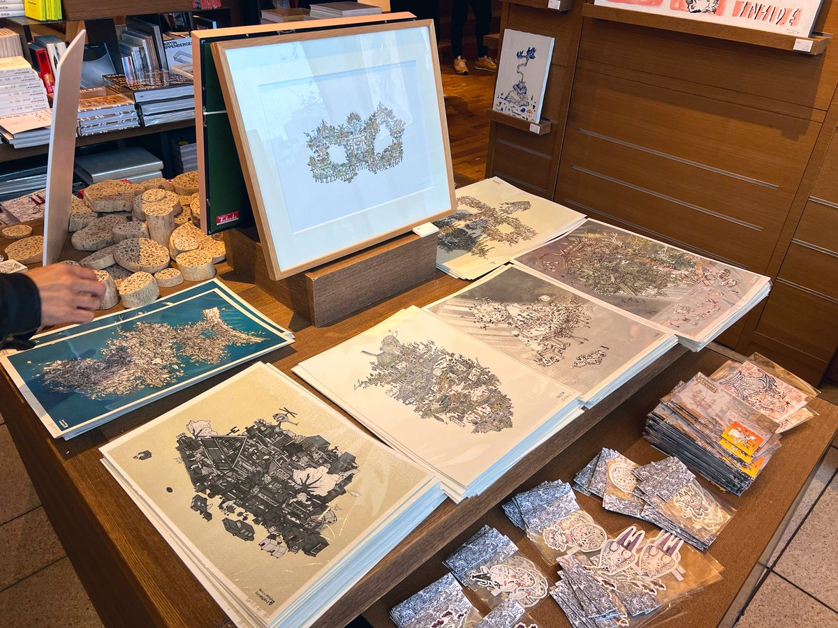 篠崎理一郎さん @ReeeeeAcH の個展@代官山蔦屋に行ってきた〜！ライブドローイング見て、木片に描いたイラストとZINEを購入。とてもよかった☺️ https://t.co/Mbg9Y99RfL