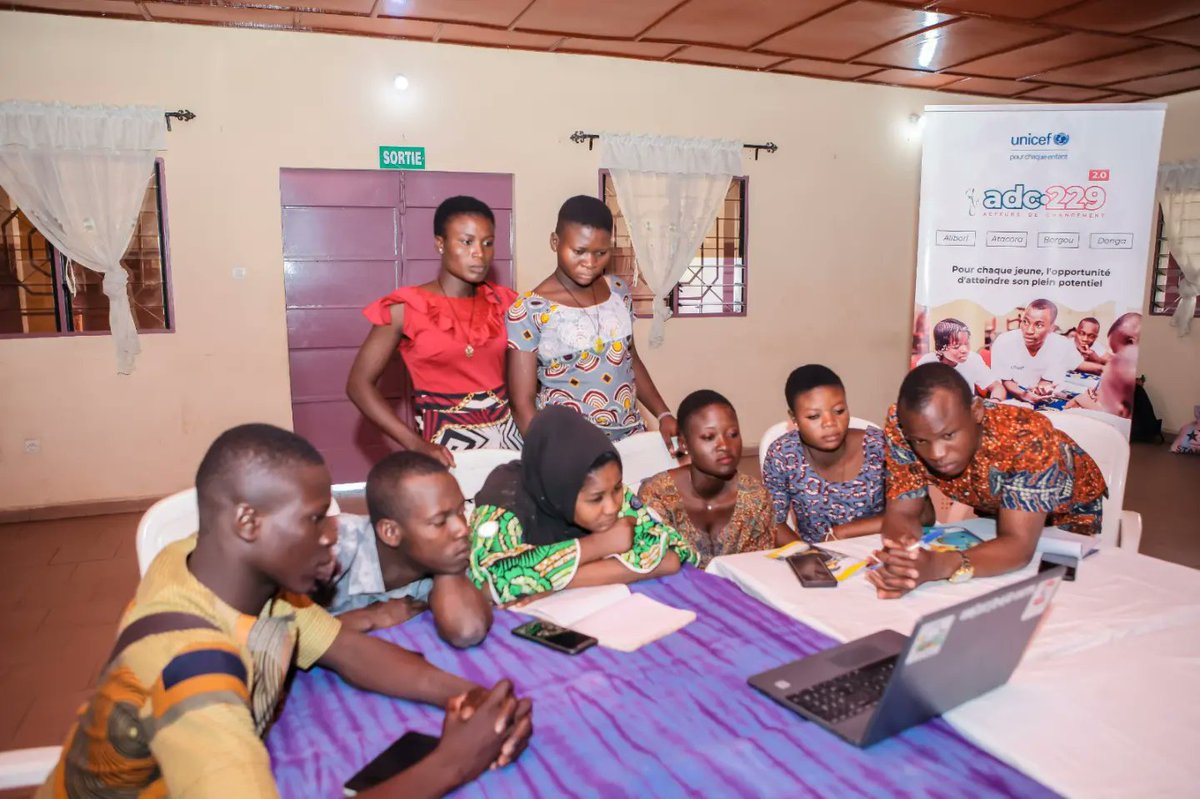 UNICEF_Benin's tweet photo. 🤩5️⃣0️⃣ jeunes répartis en 1️⃣2️⃣ équipes composées de https://t.co/HOv91fjFMe, soudeurs, coiffeuses, élèves et https://t.co/vKcZRqN4AF prennent part à la fabrique des solutions communautaires #ADC229 en cours à Natitingou afin de proposer les meilleures solutions communautaires. https://t.co/gLmENQ9pct