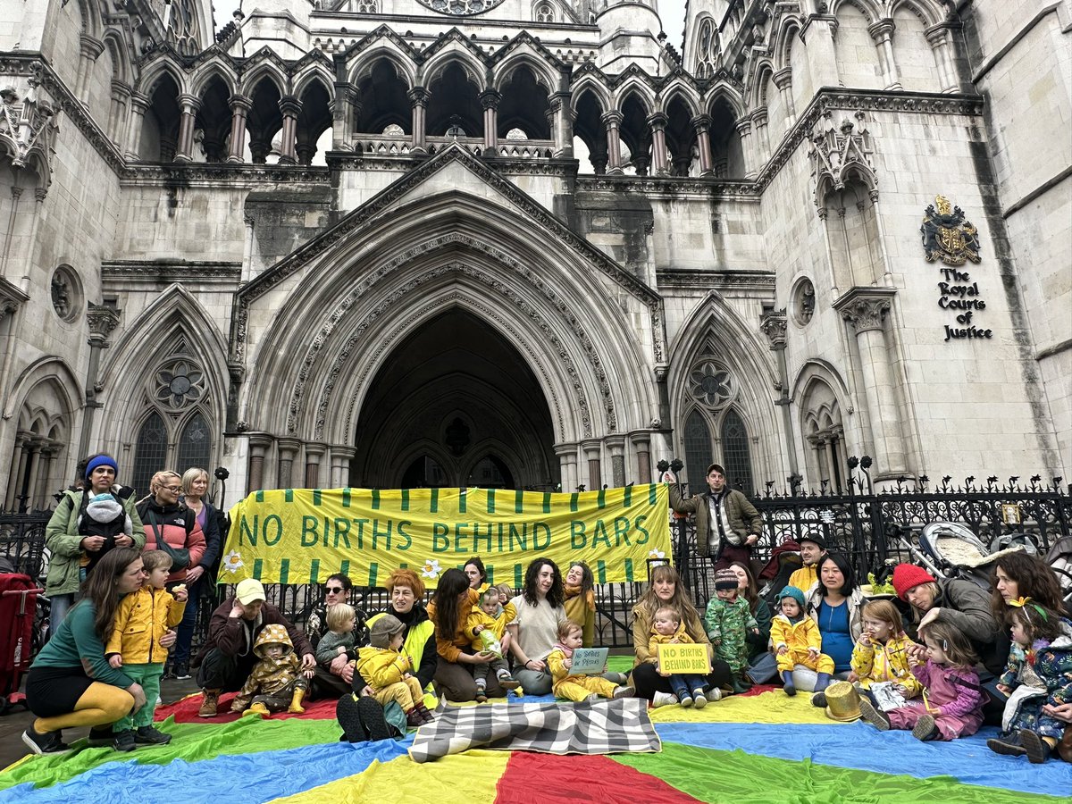 Mums and babies gather this morning outside the Royal Courts of Justice with @NoPrisonBirths to demand the @SentencingCCL put an end to imprisonment for pregnant women‼️ #NoBirthsBehindBars