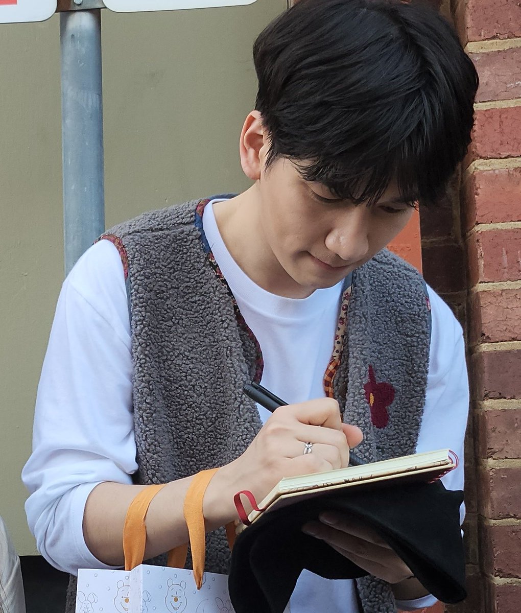 icedminttee's tweet photo. HYUK WORE THE VIXX RING 🥺🥺🥺🥺🥺🥺💕 https://t.co/12DVguvjV2
