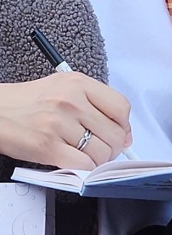 icedminttee's tweet photo. HYUK WORE THE VIXX RING 🥺🥺🥺🥺🥺🥺💕 https://t.co/12DVguvjV2