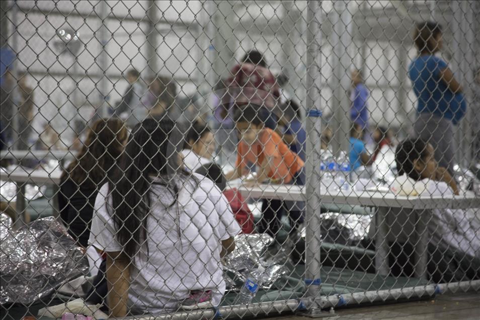 Pedrola51624238's tweet photo. Galería de fotos de los niños secuestrados por Putin, en carceles como animales.....
Han perdón, es Estados Unidos EEUU...
La CPI está de vacaciones... https://t.co/M2vvyqS92N