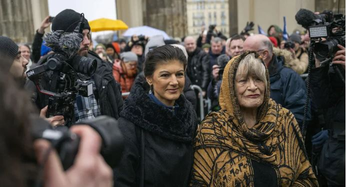 COMPACTMagazin's tweet photo. Höchste #Kriegsgefahr! Eine #Querfront muss her!😱Nach Querdenkern kommt Querfront. Wie schwer das ist, zeigte einmal mehr die Berliner Demo mit #Wagenknecht und #Schwarzer #Krieg #Ukraine️ #gaixbinance #stablztoken #letsdance #BMGSVW #Wahlrechtsreform➡️https://t.co/3p7EKqnyTQ https://t.co/o2ArZTnbTC