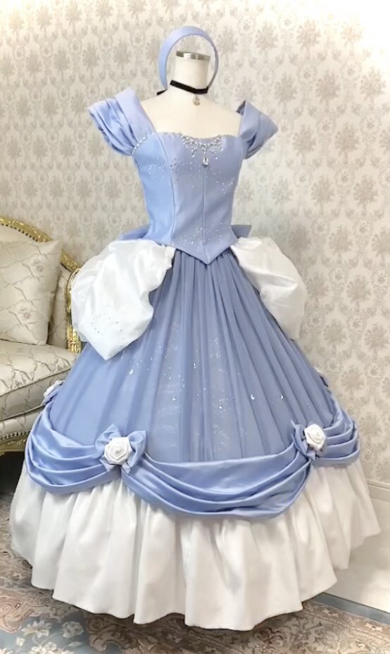HT_SewingSchool's tweet photo. Hiroko Tokumine 洋裁スクール発表会🌹

明日3/19(日)16:00〜

インスタライブ配信にて今年度の修了制作作品の発表会を行います。
先日ツイートしたシンデレラドレスも登場します💎

進行: Hiroko Tokumine
特別講師: 深澤翠先生

ぜひ生徒みんなの作品をご覧ください✨ https://t.co/z99iJoB5r0