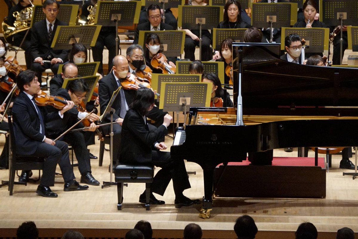 4曲のリスト協奏曲終演‼️出番前も後も彼は常に自然体☺️常にオケとアンサンブルを楽しむ余裕がおありでプランはあれど本番のアイディアを大切になさり更に尊敬。合わせにくくて有名な2番を含む4曲を1日のリハで完璧に仕上げてくださった神奈川フィル、各ソロも絶品で舞台上の全員を尊敬した日でした‼️