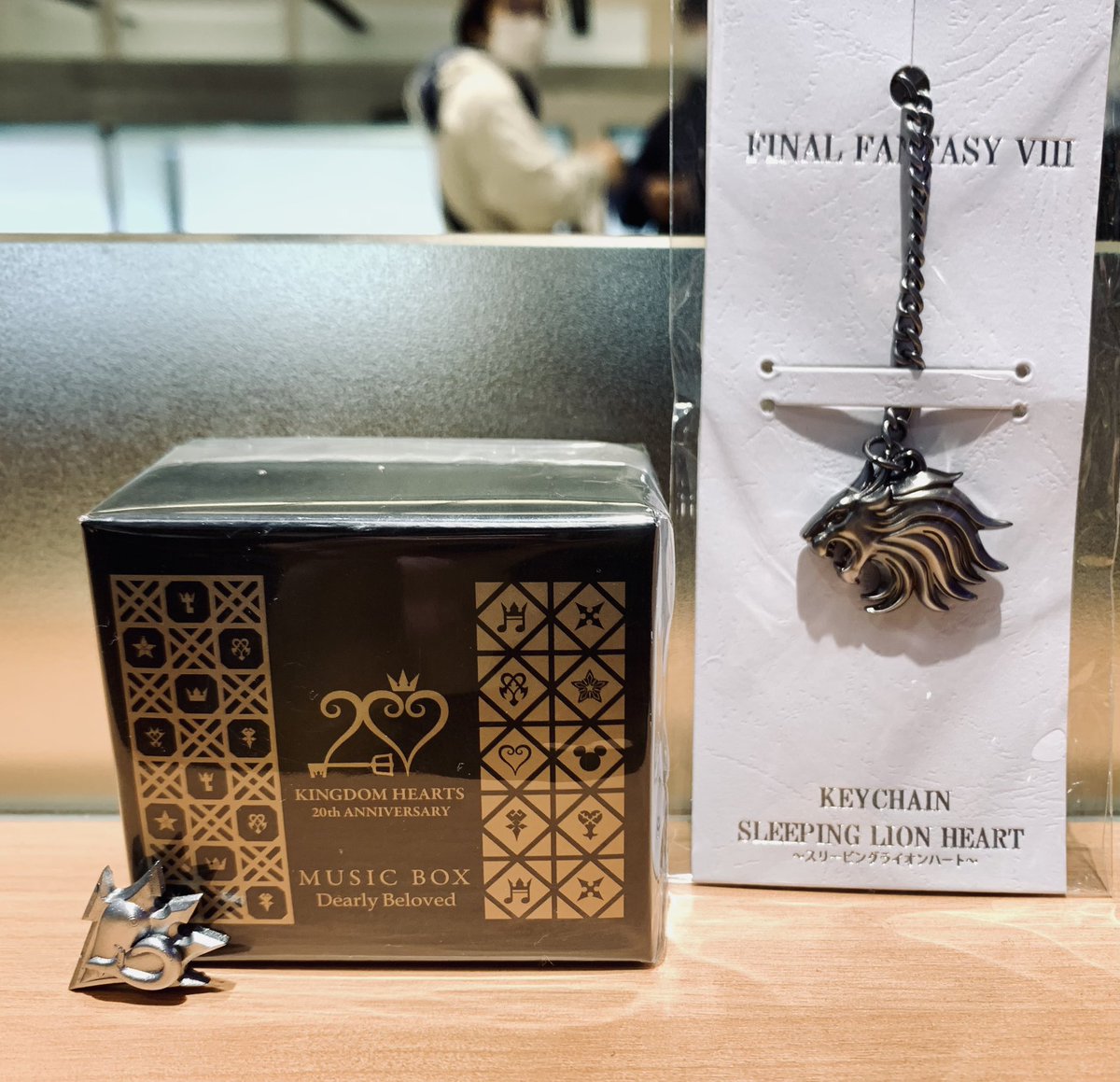 312_2s's tweet image. 咳喘息の再発でけほけほしてたけど何とか抑えてひっそり参加してました！
素敵なものまで頂いて最高でした😭🗝✨
人の目気にしながら写真撮ってるやつ👀
#KHC
#KINGDOMHEARTS
#キングダムハーツ
#KHオケコン